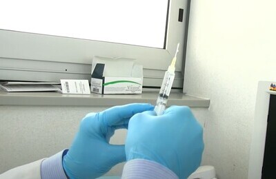 Проведение кодирования Вивитролом в Красном Куте Шприц с Вивитролом в руках у врача